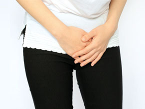 尿漏れのイメージ 我慢する女性